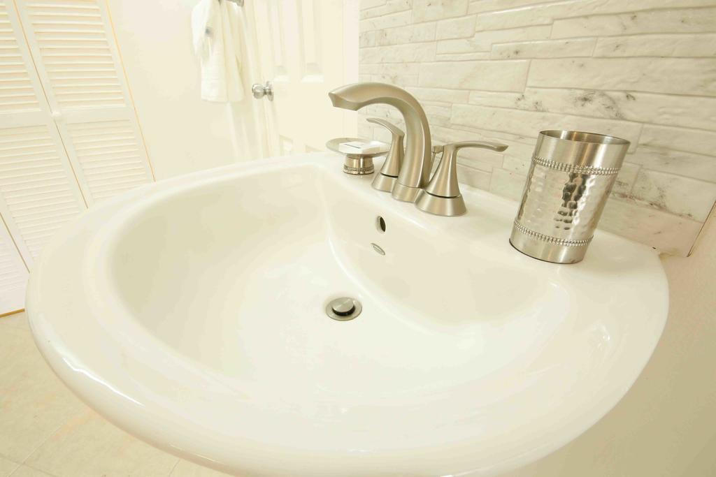 Cattleya Luxury Suites Kingston Room photo